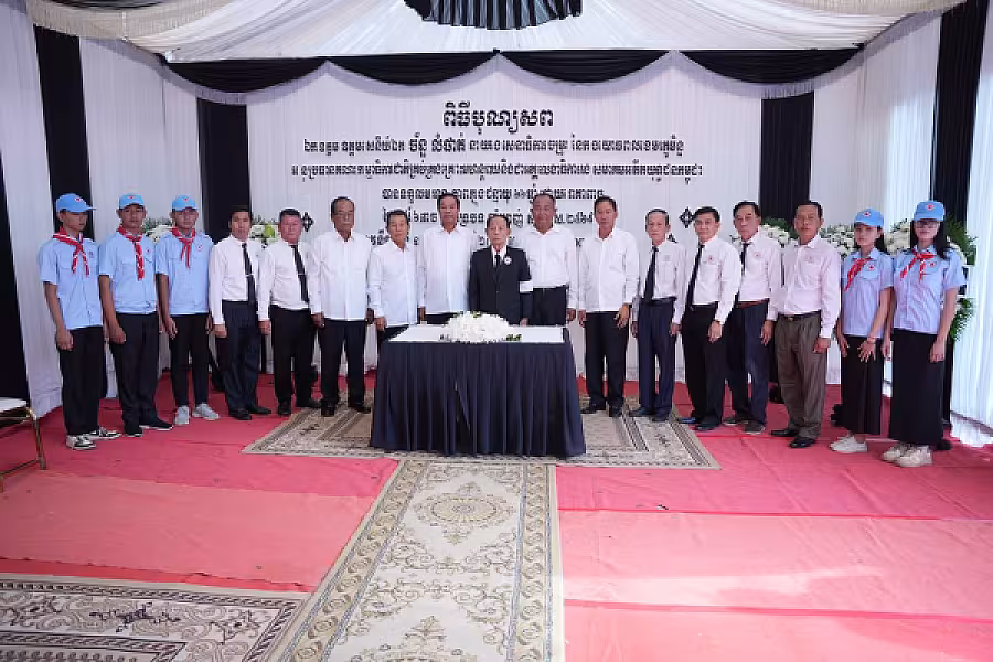 ឯកឧត្តមបណ្ឌិត អ៊ុយ សំអាត  បានដឹកនាំគណៈប្រតិភូកាកបាទក្រហមកម្ពុជា អញ្ជើញគោរពវិញ្ញាណក្ខន្ធសព ឯកឧត្តម ឧត្តមសេនីយ៍ឯក ច័ន្ទ លំផាត់ - Image 7