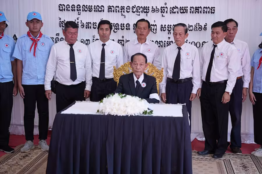 ឯកឧត្តមបណ្ឌិត អ៊ុយ សំអាត  បានដឹកនាំគណៈប្រតិភូកាកបាទក្រហមកម្ពុជា អញ្ជើញគោរពវិញ្ញាណក្ខន្ធសព ឯកឧត្តម ឧត្តមសេនីយ៍ឯក ច័ន្ទ លំផាត់ - Image 8