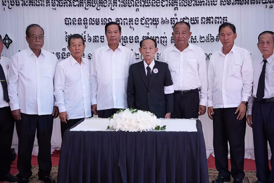 ឯកឧត្តមបណ្ឌិត អ៊ុយ សំអាត  បានដឹកនាំគណៈប្រតិភូកាកបាទក្រហមកម្ពុជា អញ្ជើញគោរពវិញ្ញាណក្ខន្ធសព ឯកឧត្តម ឧត្តមសេនីយ៍ឯក ច័ន្ទ លំផាត់ - Image 9