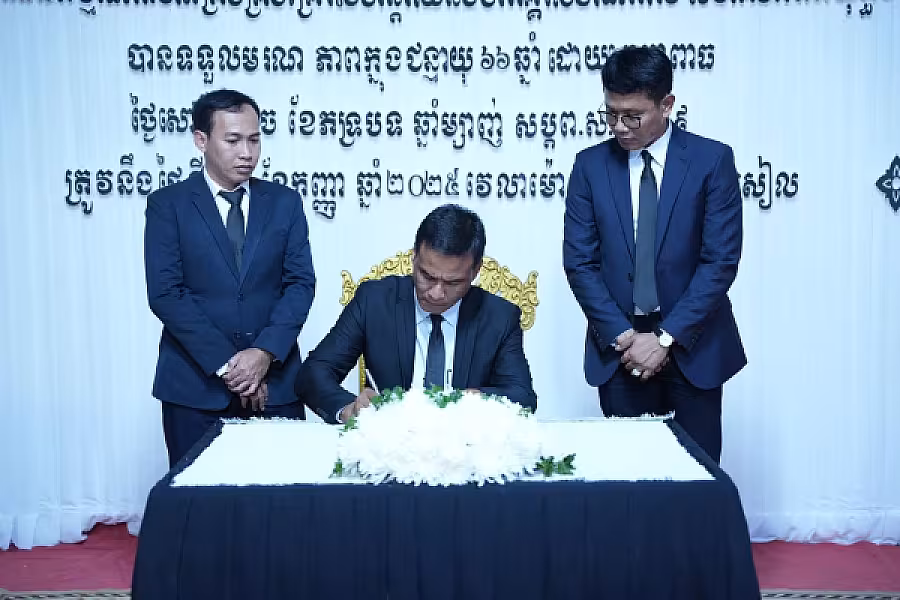 ឯកឧត្តម អៀង ពីសី នាយករងខុទ្ទកាល័យសម្តេចតេជោ ហ៊ុន សែន បានអញ្ជើញគោរពវិញ្ញាណក្ខន្ធសព ឯកឧត្តម ឧត្តមសេនីយ៍ឯក ច័ន្ទ លំផាត់ - Image 4