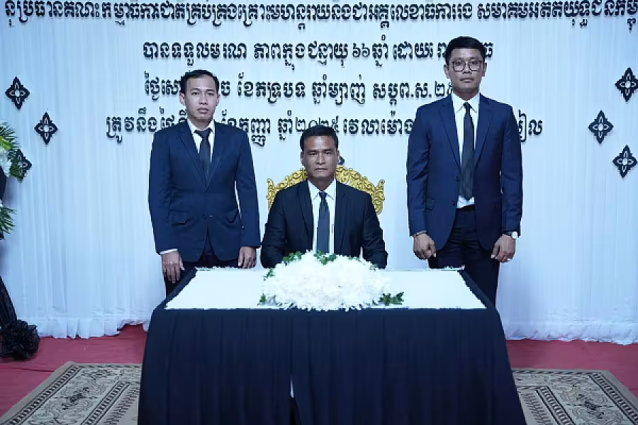 ឯកឧត្តម អៀង ពីសី នាយករងខុទ្ទកាល័យសម្តេចតេជោ ហ៊ុន សែន បានអញ្ជើញគោរពវិញ្ញាណក្ខន្ធសព ឯកឧត្តម ឧត្តមសេនីយ៍ឯក ច័ន្ទ លំផាត់ - Image 6