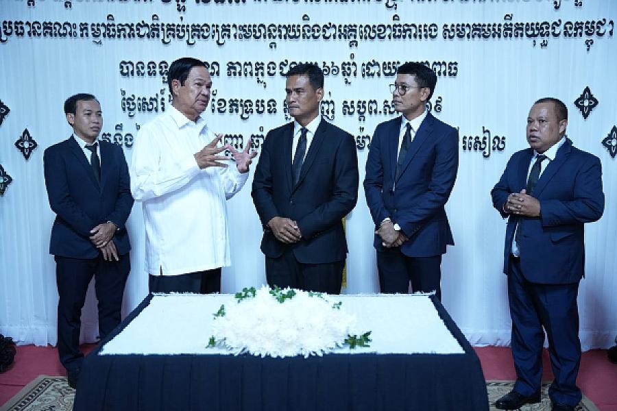 ឯកឧត្តម អៀង ពីសី នាយករងខុទ្ទកាល័យសម្តេចតេជោ ហ៊ុន សែន បានអញ្ជើញគោរពវិញ្ញាណក្ខន្ធសព ឯកឧត្តម ឧត្តមសេនីយ៍ឯក ច័ន្ទ លំផាត់ - Image 8