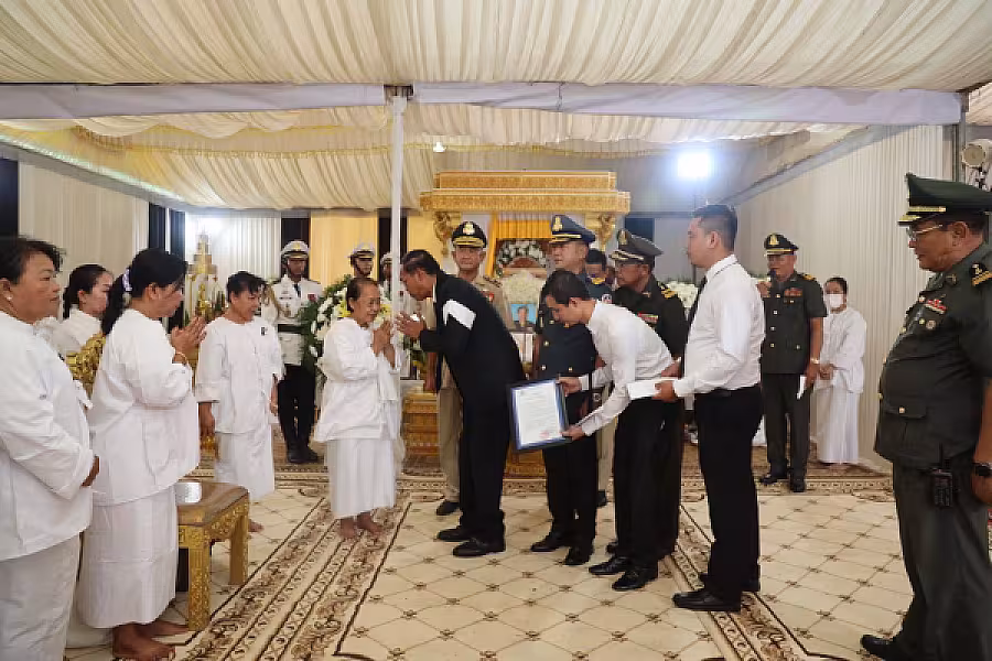 ឯកឧត្តម ឃ្លោក ណូយ អញ្ជើញគោរពវិញ្ញាណក្ខន្ធសព ឯកឧត្តម ឧត្តមសេនីយ៍ឯក ច័ន្ទ លំផាត់ - Image 2