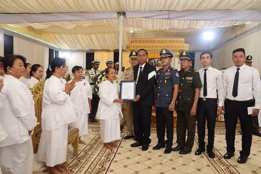 ឯកឧត្តម ឃ្លោក ណូយ អញ្ជើញគោរពវិញ្ញាណក្ខន្ធសព ឯកឧត្តម ឧត្តមសេនីយ៍ឯក ច័ន្ទ លំផាត់ - Image 3