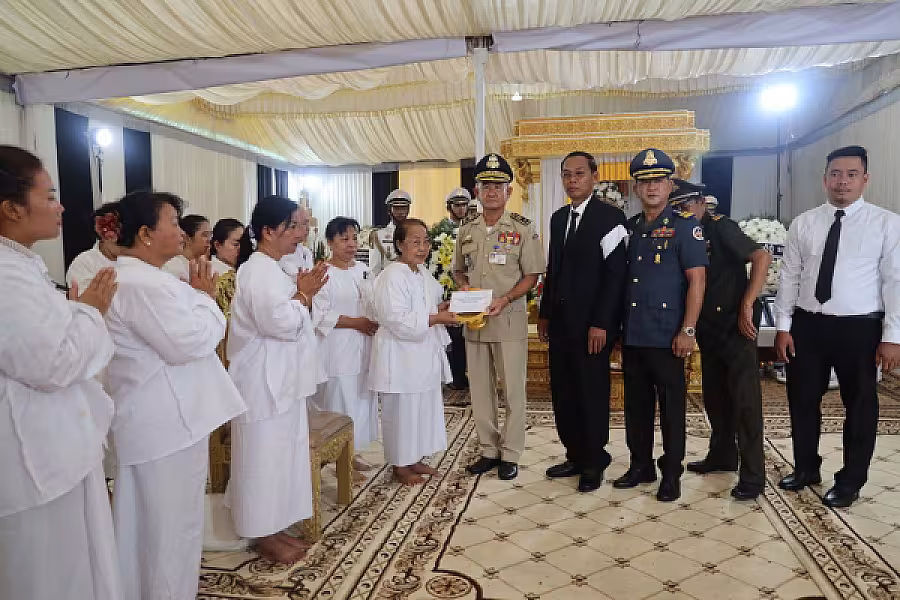 ឯកឧត្តម ឃ្លោក ណូយ អញ្ជើញគោរពវិញ្ញាណក្ខន្ធសព ឯកឧត្តម ឧត្តមសេនីយ៍ឯក ច័ន្ទ លំផាត់ - Image 4