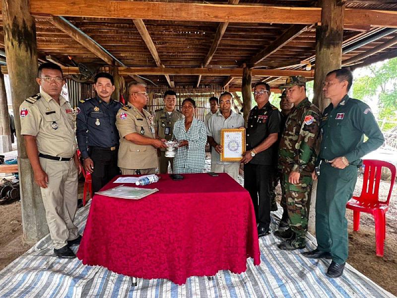 The S.A.C. of Chhlong District brings relief funds to the families of 2 deceased veterans