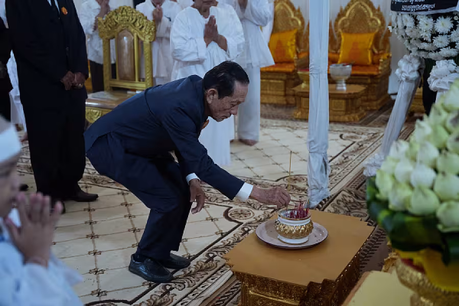 ឯកឧត្តម ធុន គ្រី អញ្ជើញគោរពវិញ្ញាណក្ខន្ធសព ឯកឧត្តម ឧត្តមសេនីយ៍ឯក ច័ន្ទ លំផាត់ - Image 6