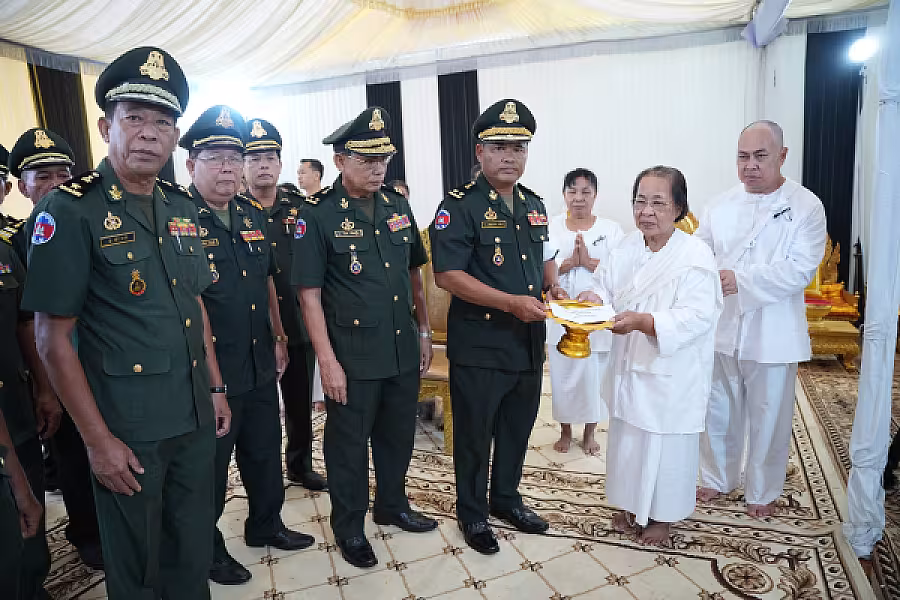 ឧត្តមសេនីយ៍ទោ ឈួន ផាត អញ្ជើញគោរពវិញ្ញាណក្ខន្ធសព ឯកឧត្តម ឧត្តមសេនីយ៍ឯក ច័ន្ទ លំផាត់ - Image 3