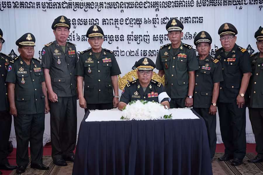 ឧត្តមសេនីយ៍ទោ ឈួន ផាត អញ្ជើញគោរពវិញ្ញាណក្ខន្ធសព ឯកឧត្តម ឧត្តមសេនីយ៍ឯក ច័ន្ទ លំផាត់ - Image 6