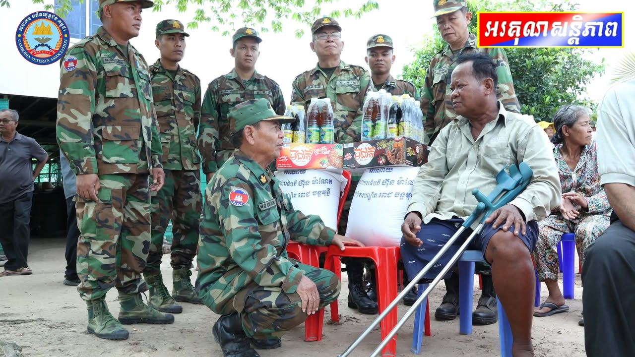 អតីត​យុទ្ធ​ជន​ ពលករ​ចំណាកស្រុក​វិល​ត្រឡប់​មក​ពី​ប្រទេស​ថៃ​ និង​ប្រជាពលរដ្ឋ​ភៀស​សឹក​ នៅ​ស្រុក​សន្ទុក​ ខេត្ត​កំពង់​ធំ​ បាន​ទទួល​អំណោយ​មនុស្សធម៌​របស់​សម្តេច​មហា​បវរ​ធិបតី​ហ៊ុន​ ម៉ាណែត​ និង​លោក​ជំទាវ​បណ្ឌិត​ ។