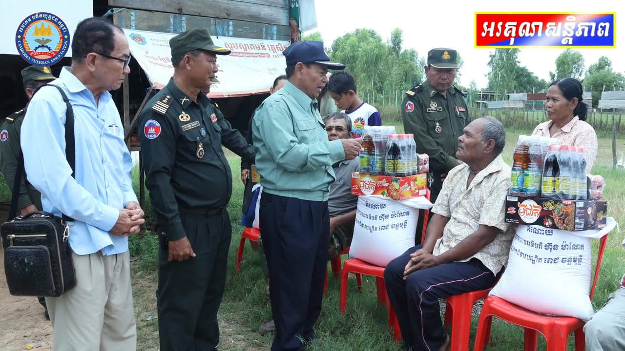 អតីតយុទ្ធជនដែលមានជីវភាពលំបាកនៅក្រុងស្ទឹងសែនទទួលបានអំណោយមនុស្សធម៌ពីសម្ដេចធិបតី