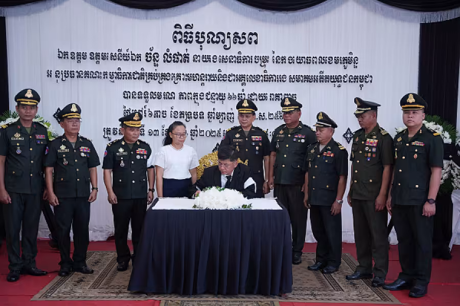 ឧត្តមសេនីយ៍ត្រី ជួន សុភ័ក្រ អញ្ជើញគោរពវិញ្ញាណក្ខន្ធសព ឯកឧត្តម ឧត្តមសេនីយ៍ឯក ច័ន្ទ លំផាត់  - Image 9