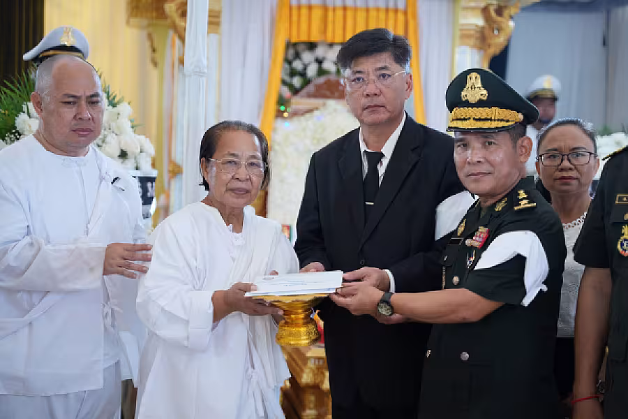 ឧត្តមសេនីយ៍ត្រី ជួន សុភ័ក្រ អញ្ជើញគោរពវិញ្ញាណក្ខន្ធសព ឯកឧត្តម ឧត្តមសេនីយ៍ឯក ច័ន្ទ លំផាត់  - Image 10