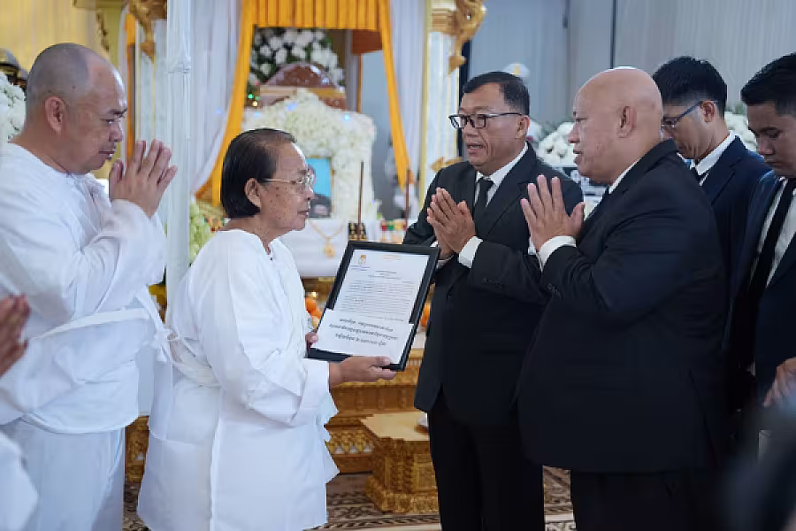 លោក តុប ឈុនហេង និង លោក គី ប៊ុណ្ណារ៉ា អញ្ជើញគោរពវិញ្ញាណក្ខន្ធសព ឯកឧត្តម ឧត្តមសេនីយ៍ឯក ច័ន្ទ លំផាត់ - Image 8