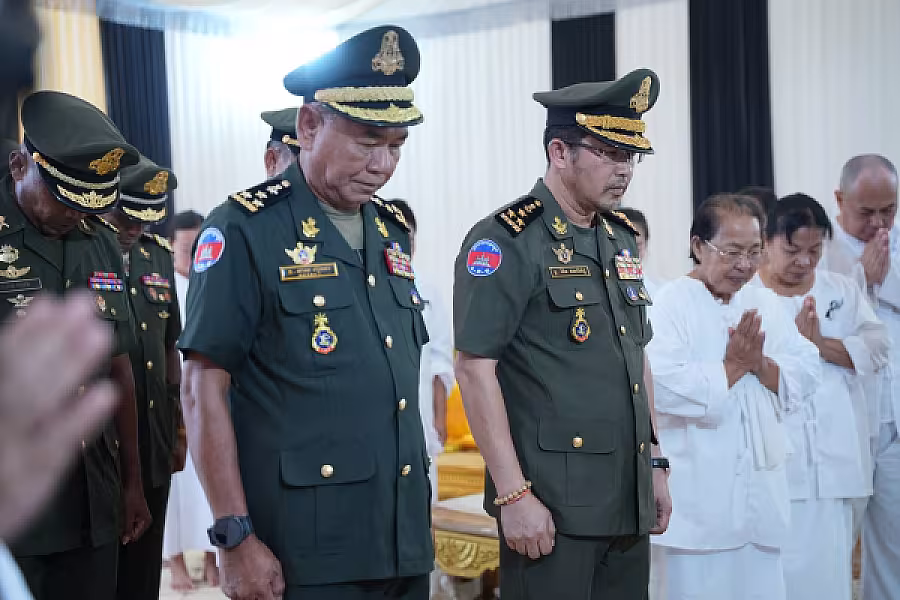 ឧត្តមសេនីយ៍ឯក មាស ស៊ីណា អញ្ជើញគោរពវិញ្ញាណក្ខន្ធសព ឯកឧត្តម ឧត្តមសេនីយ៍ឯក ច័ន្ទ លំផាត់ - Image 4