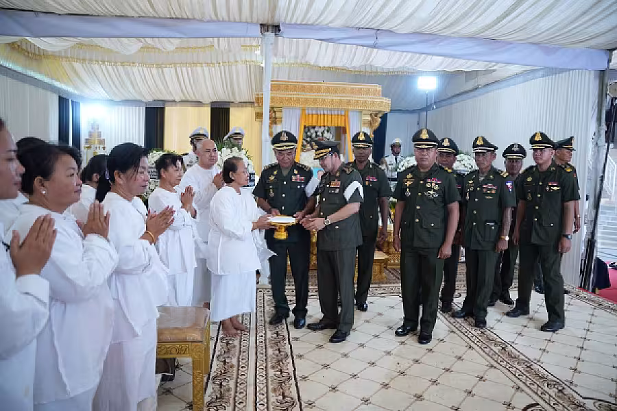 ឧត្តមសេនីយ៍ឯក មាស ស៊ីណា អញ្ជើញគោរពវិញ្ញាណក្ខន្ធសព ឯកឧត្តម ឧត្តមសេនីយ៍ឯក ច័ន្ទ លំផាត់ - Image 7