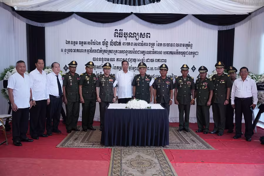 ឧត្តមសេនីយ៍ឯក មាស ស៊ីណា អញ្ជើញគោរពវិញ្ញាណក្ខន្ធសព ឯកឧត្តម ឧត្តមសេនីយ៍ឯក ច័ន្ទ លំផាត់ - Image 9