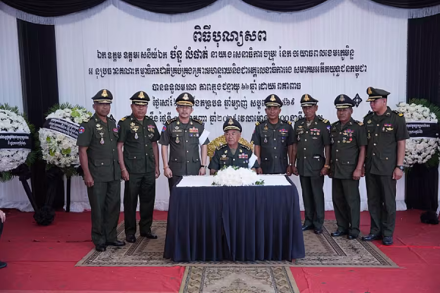 ឧត្តមសេនីយ៍ឯក មាស ស៊ីណា អញ្ជើញគោរពវិញ្ញាណក្ខន្ធសព ឯកឧត្តម ឧត្តមសេនីយ៍ឯក ច័ន្ទ លំផាត់ - Image 10