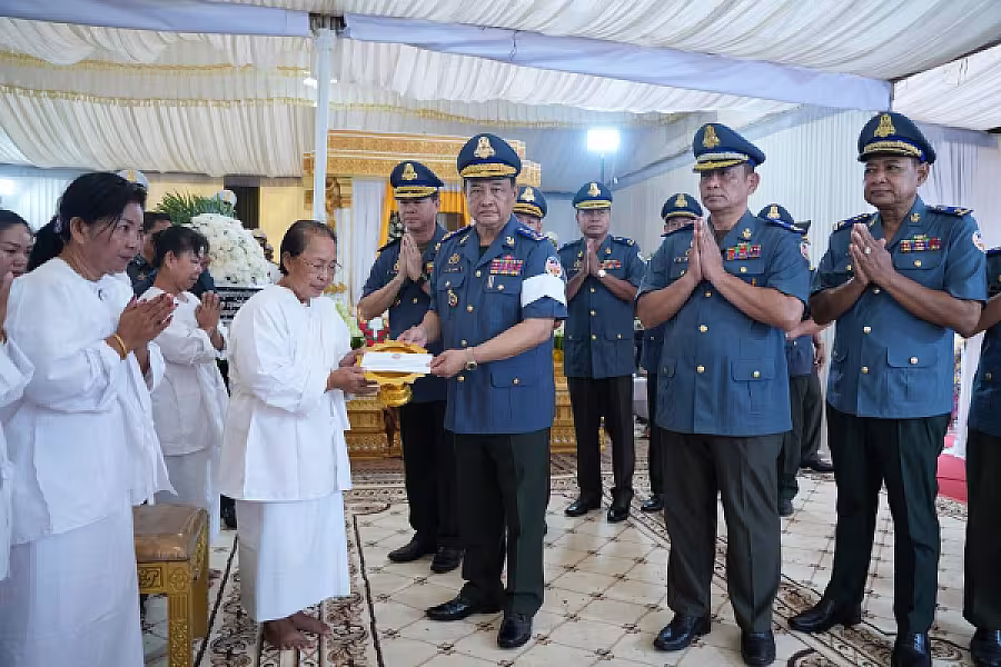 ឧត្តមសេនីយ៍ឯក ស៊ិន សុផាន្នី អញ្ជើញគោរពវិញ្ញាណក្ខន្ធសព ឯកឧត្តម ឧត្តមសេនីយ៍ឯក ច័ន្ទ លំផាត់ - Image 5