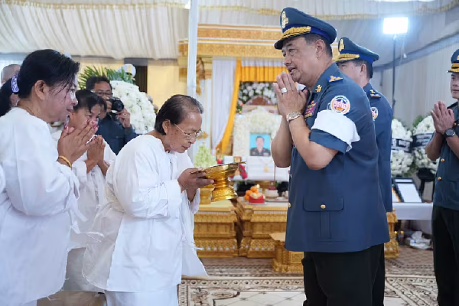 ឧត្តមសេនីយ៍ឯក ស៊ិន សុផាន្នី អញ្ជើញគោរពវិញ្ញាណក្ខន្ធសព ឯកឧត្តម ឧត្តមសេនីយ៍ឯក ច័ន្ទ លំផាត់ - Image 6