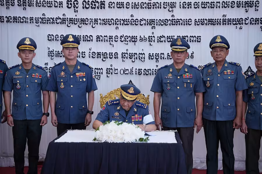 ឧត្តមសេនីយ៍ឯក ស៊ិន សុផាន្នី អញ្ជើញគោរពវិញ្ញាណក្ខន្ធសព ឯកឧត្តម ឧត្តមសេនីយ៍ឯក ច័ន្ទ លំផាត់ - Image 9