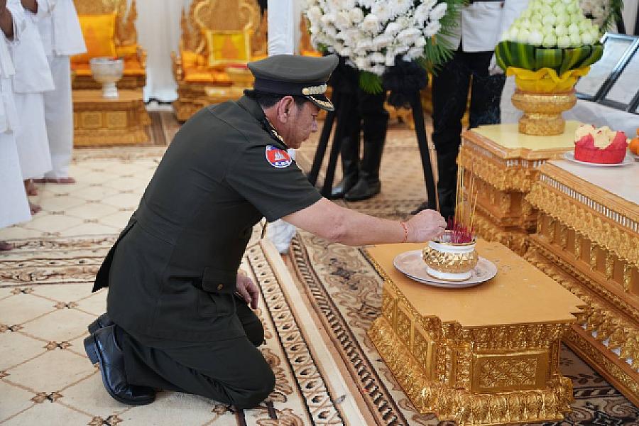 ឧត្តមសេនីយ៍ទោ ឭ ច័ន្ទតារា អញ្ជើញគោរពវិញ្ញាណក្ខន្ធសព ឯកឧត្តម ឧត្តមសេនីយ៍ឯក ច័ន្ទ លំផាត់ - Image 4