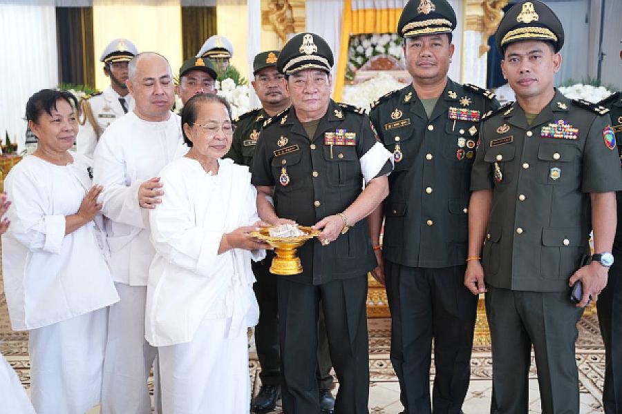 ឧត្តមសេនីយ៍ទោ ឭ ច័ន្ទតារា អញ្ជើញគោរពវិញ្ញាណក្ខន្ធសព ឯកឧត្តម ឧត្តមសេនីយ៍ឯក ច័ន្ទ លំផាត់ - Image 5