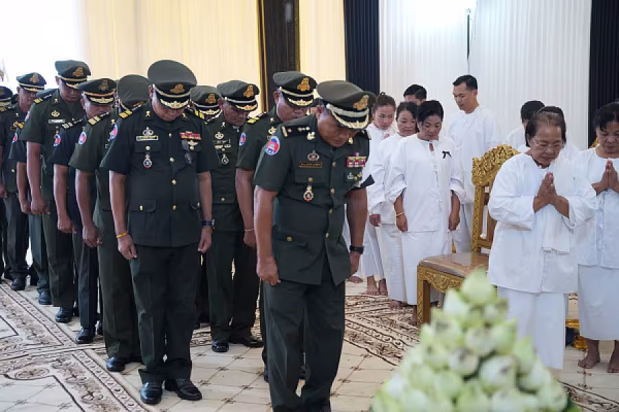 ឧត្តមសេនីយ៍ត្រី មួន សារ៉េត អញ្ជើញគោរពវិញ្ញាណក្ខន្ធសព ឯកឧត្តម ឧត្តមសេនីយ៍ឯក ច័ន្ទ លំផាត់ - Image 3