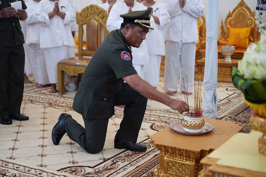 ឧត្តមសេនីយ៍ត្រី មួន សារ៉េត អញ្ជើញគោរពវិញ្ញាណក្ខន្ធសព ឯកឧត្តម ឧត្តមសេនីយ៍ឯក ច័ន្ទ លំផាត់ - Image 4