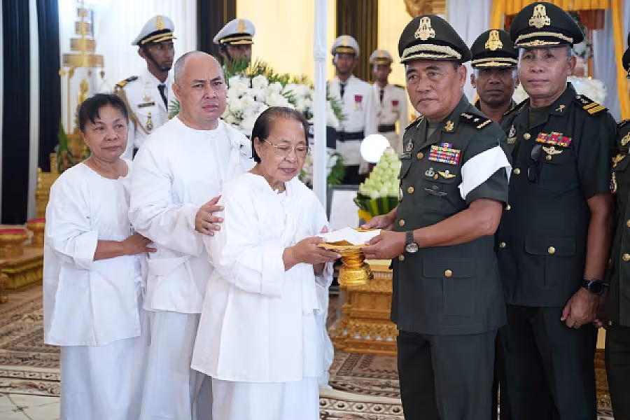 ឧត្តមសេនីយ៍ត្រី មួន សារ៉េត អញ្ជើញគោរពវិញ្ញាណក្ខន្ធសព ឯកឧត្តម ឧត្តមសេនីយ៍ឯក ច័ន្ទ លំផាត់ - Image 6