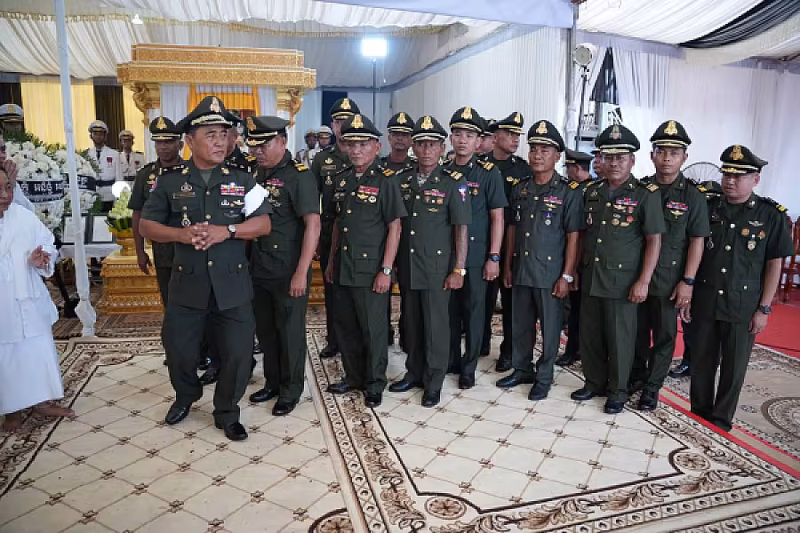 ឧត្តមសេនីយ៍ត្រី មួន សារ៉េត អញ្ជើញគោរពវិញ្ញាណក្ខន្ធសព ឯកឧត្តម ឧត្តមសេនីយ៍ឯក ច័ន្ទ លំផាត់ - Image 7