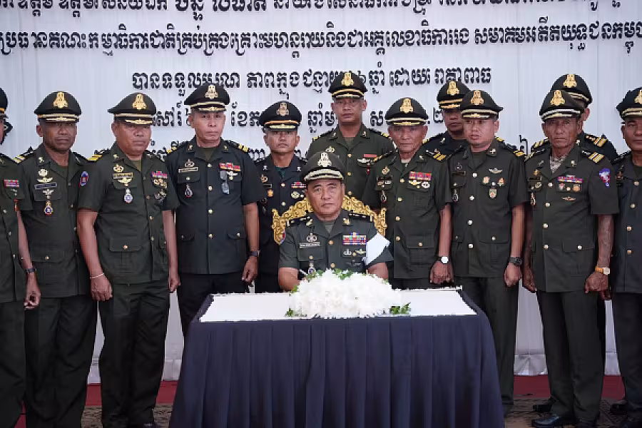 ឧត្តមសេនីយ៍ត្រី មួន សារ៉េត អញ្ជើញគោរពវិញ្ញាណក្ខន្ធសព ឯកឧត្តម ឧត្តមសេនីយ៍ឯក ច័ន្ទ លំផាត់ - Image 8