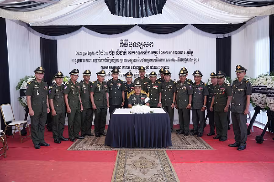 ឧត្តមសេនីយ៍ត្រី មួន សារ៉េត អញ្ជើញគោរពវិញ្ញាណក្ខន្ធសព ឯកឧត្តម ឧត្តមសេនីយ៍ឯក ច័ន្ទ លំផាត់ - Image 9