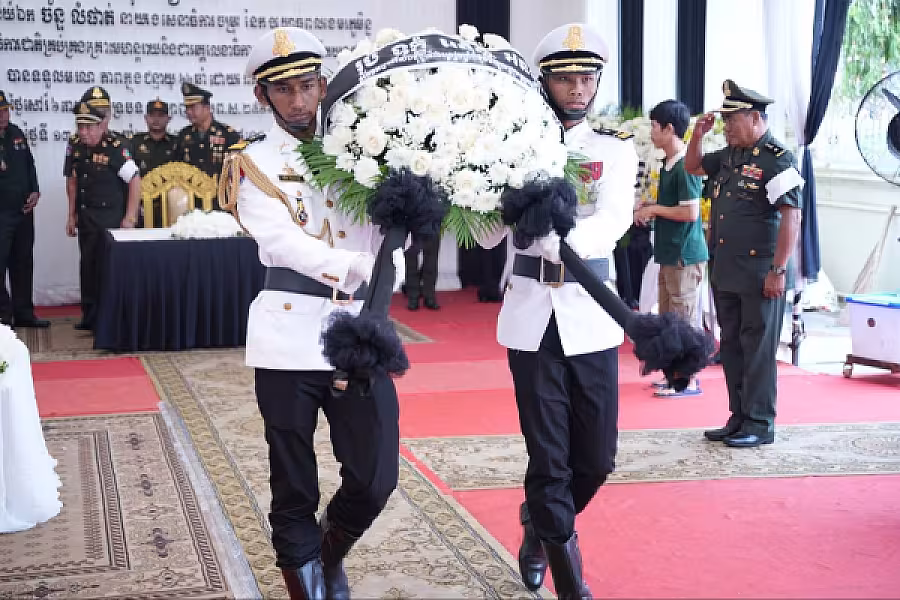 ឧត្តមសេនីយ៍ត្រី មួន សារ៉េត អញ្ជើញគោរពវិញ្ញាណក្ខន្ធសព ឯកឧត្តម ឧត្តមសេនីយ៍ឯក ច័ន្ទ លំផាត់ - Image 10