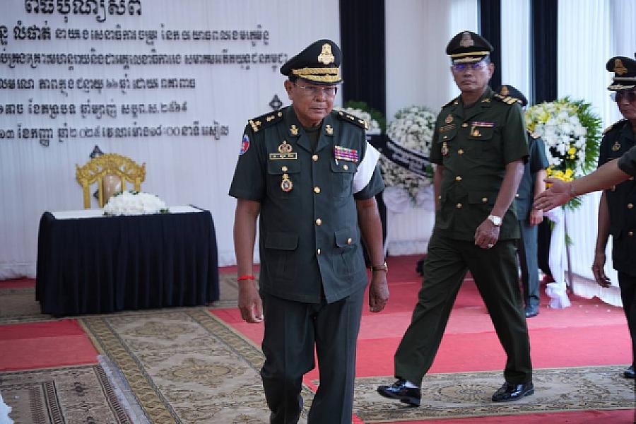 ឧត្តមសេនីយ៍ត្រី ឡុង គិន អញ្ជើញគោរពវិញ្ញាណក្ខន្ធសព ឯកឧត្តម ឧត្តមសេនីយ៍ឯក ច័ន្ទ លំផាត់