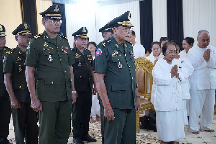 ឧត្តមសេនីយ៍ត្រី ឡុង គិន អញ្ជើញគោរពវិញ្ញាណក្ខន្ធសព ឯកឧត្តម ឧត្តមសេនីយ៍ឯក ច័ន្ទ លំផាត់ - Image 2