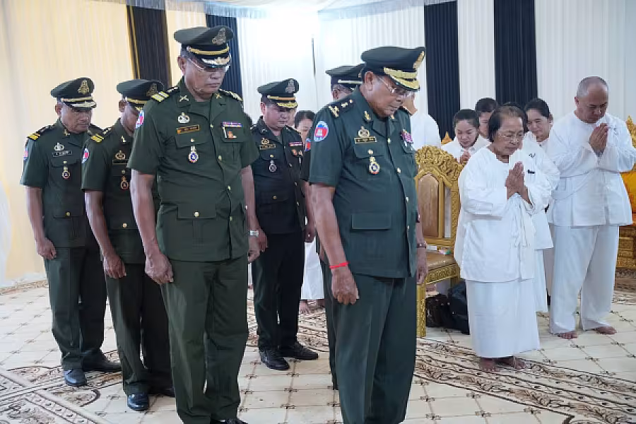 ឧត្តមសេនីយ៍ត្រី ឡុង គិន អញ្ជើញគោរពវិញ្ញាណក្ខន្ធសព ឯកឧត្តម ឧត្តមសេនីយ៍ឯក ច័ន្ទ លំផាត់ - Image 4