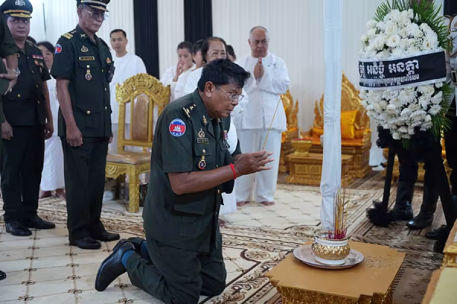 ឧត្តមសេនីយ៍ត្រី ឡុង គិន អញ្ជើញគោរពវិញ្ញាណក្ខន្ធសព ឯកឧត្តម ឧត្តមសេនីយ៍ឯក ច័ន្ទ លំផាត់ - Image 5