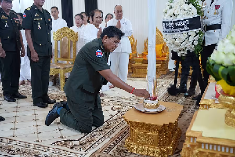 ឧត្តមសេនីយ៍ត្រី ឡុង គិន អញ្ជើញគោរពវិញ្ញាណក្ខន្ធសព ឯកឧត្តម ឧត្តមសេនីយ៍ឯក ច័ន្ទ លំផាត់ - Image 6