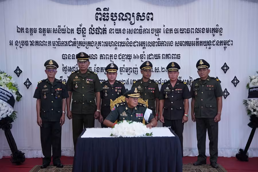 ឧត្តមសេនីយ៍ត្រី ឡុង គិន អញ្ជើញគោរពវិញ្ញាណក្ខន្ធសព ឯកឧត្តម ឧត្តមសេនីយ៍ឯក ច័ន្ទ លំផាត់ - Image 8