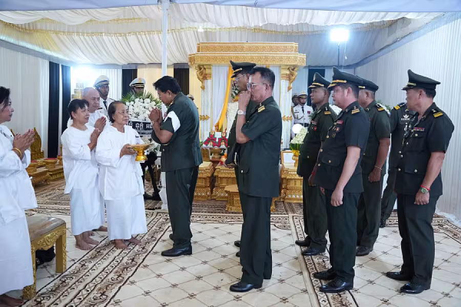 ឧត្តមសេនីយ៍ត្រី ឡុង គិន អញ្ជើញគោរពវិញ្ញាណក្ខន្ធសព ឯកឧត្តម ឧត្តមសេនីយ៍ឯក ច័ន្ទ លំផាត់ - Image 9