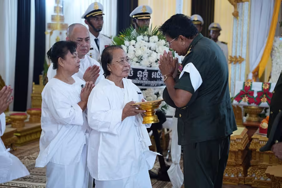 ឧត្តមសេនីយ៍ត្រី ឡុង គិន អញ្ជើញគោរពវិញ្ញាណក្ខន្ធសព ឯកឧត្តម ឧត្តមសេនីយ៍ឯក ច័ន្ទ លំផាត់ - Image 10