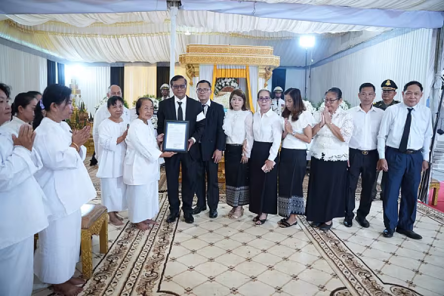 ប្រតិភូសាខាពន្ធដារខេត្តក្រចេះអញ្ជើញគោរពវិញ្ញាណក្ខន្ធសព ឯកឧត្តម ឧត្តមសេនីយ៍ឯក ច័ន្ទ លំផាត់  - Image 5