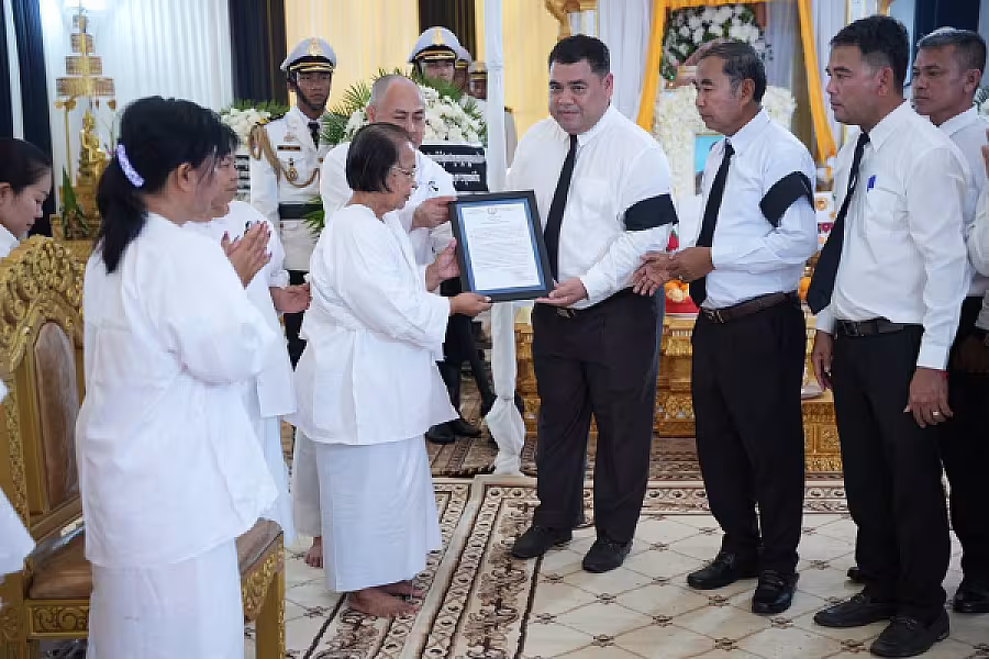 លោក នៅ សំដារ៉ារិទ្ធ អញ្ជើញគោរពវិញ្ញាណក្ខន្ធសព ឯកឧត្តម ឧត្តមសេនីយ៍ឯក ច័ន្ទ លំផាត់ - Image 8