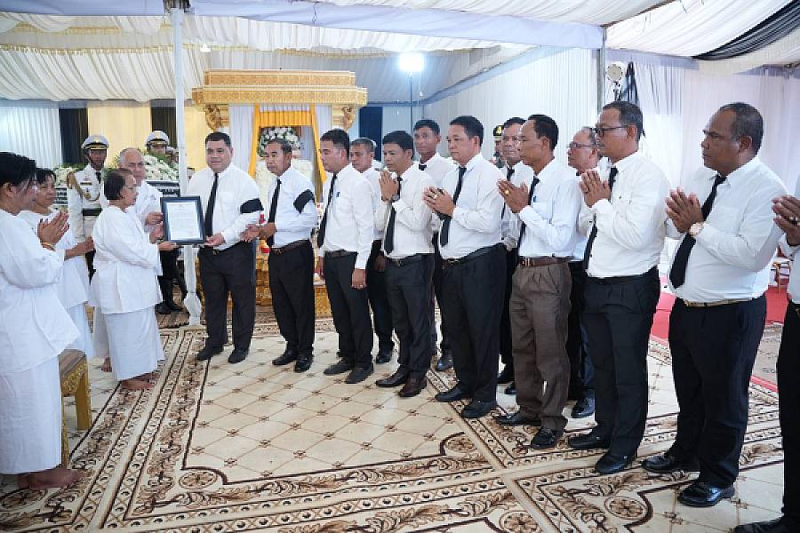 លោក នៅ សំដារ៉ារិទ្ធ អញ្ជើញគោរពវិញ្ញាណក្ខន្ធសព ឯកឧត្តម ឧត្តមសេនីយ៍ឯក ច័ន្ទ លំផាត់ - Image 9