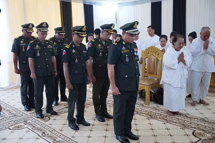 ឧត្តមសេនីយ៍ទោ ប៊ុន លាង អញ្ជើញគោរពវិញ្ញាណក្ខន្ធសព ឯកឧត្តម ឧត្តមសេនីយ៍ឯក ច័ន្ទ លំផាត់ - Image 5