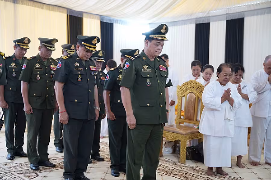 ឧត្តមសេនីយ៍ទោ សន សុផល អញ្ជើញគោរពវិញ្ញាណក្ខន្ធសព ឯកឧត្តម ឧត្តមសេនីយ៍ឯក ច័ន្ទ លំផាត់ - Image 4