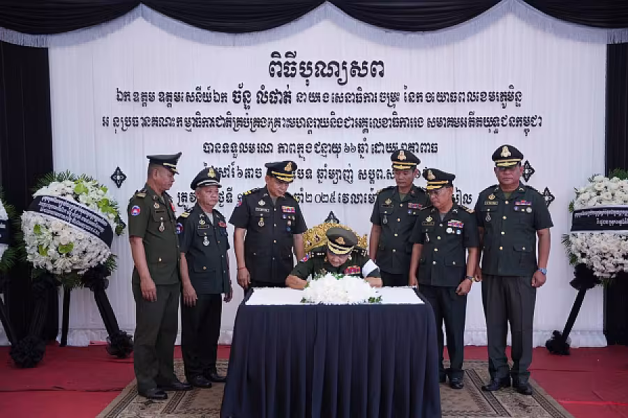 ឧត្តមសេនីយ៍ទោ សន សុផល អញ្ជើញគោរពវិញ្ញាណក្ខន្ធសព ឯកឧត្តម ឧត្តមសេនីយ៍ឯក ច័ន្ទ លំផាត់ - Image 8