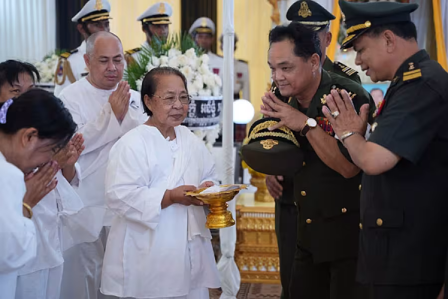 ឧត្តមសេនីយ៍ទោ សន សុផល អញ្ជើញគោរពវិញ្ញាណក្ខន្ធសព ឯកឧត្តម ឧត្តមសេនីយ៍ឯក ច័ន្ទ លំផាត់ - Image 9