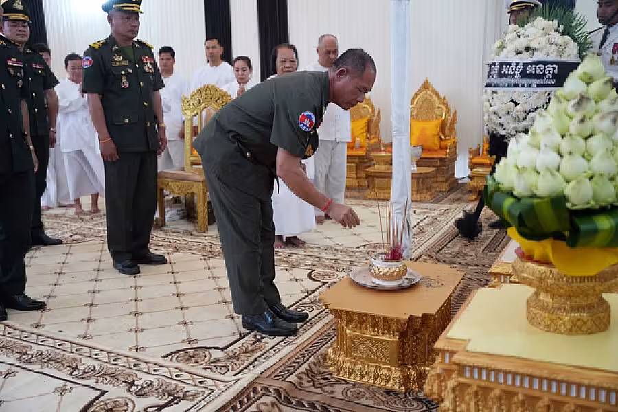 ឧត្តមសេនីយ៍ត្រី នូវ សំអុល អញ្ជើញគោរពវិញ្ញាណក្ខន្ធសព ឯកឧត្តម ឧត្តមសេនីយ៍ឯក ច័ន្ទ លំផាត់ - Image 5